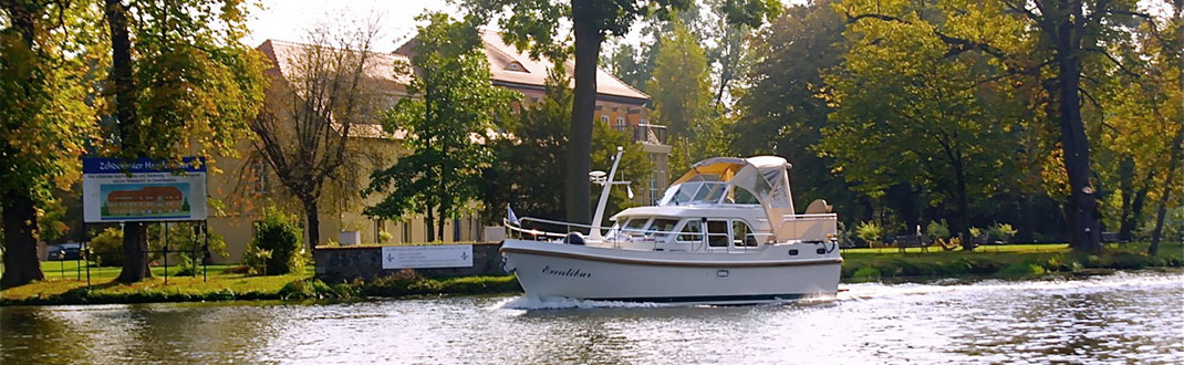 Linssen Yacht in Fahrt auf einem Kanal im Müritzgebiet
